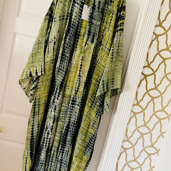 Loutus Kimono featuring sustainable Silk size large for the Queens  10 to 14 - Picture 16 of 17